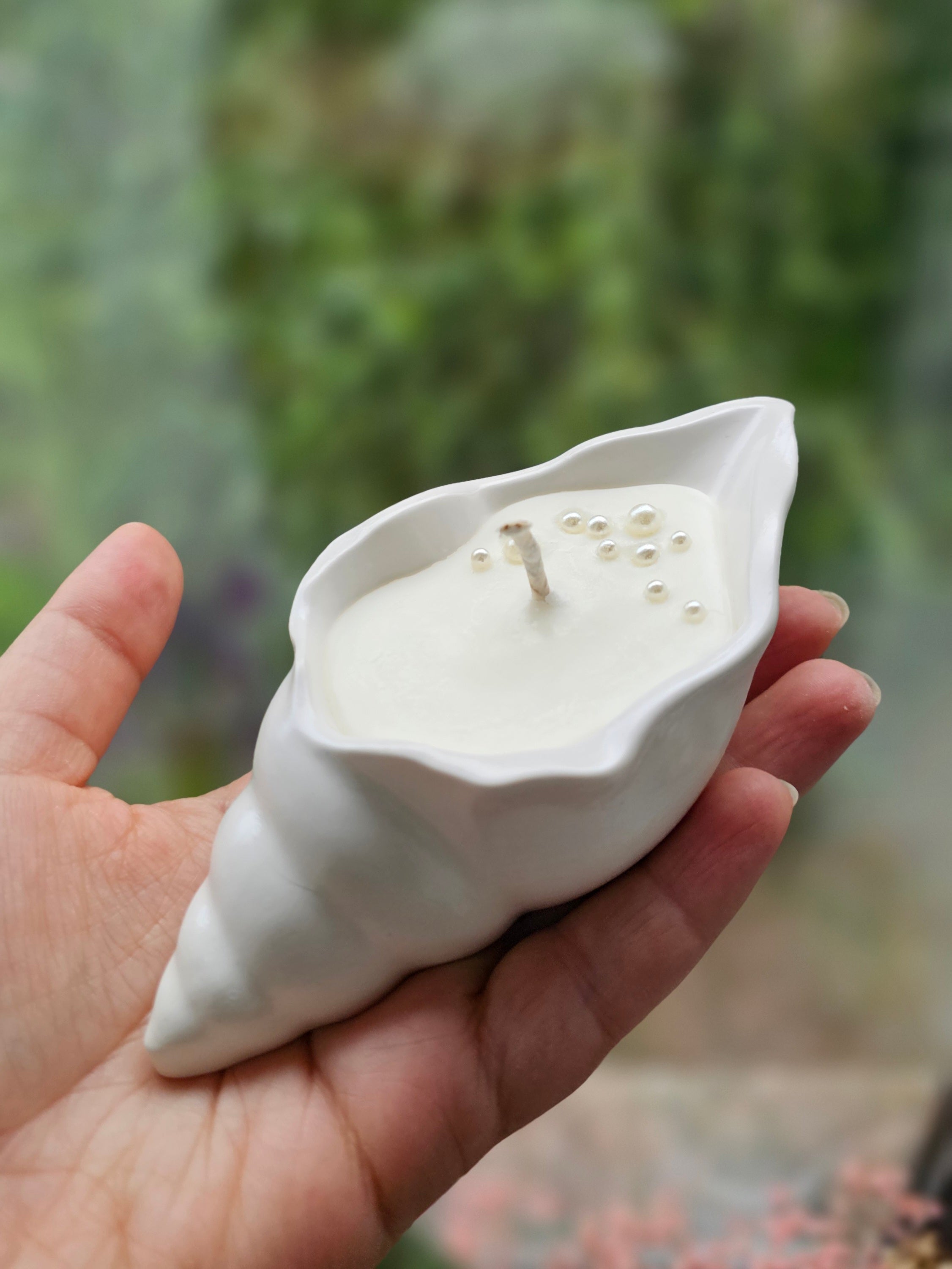 Silent Pearl – Shell Shaped Soy Candle with Pearls & Coastal Kale Scent