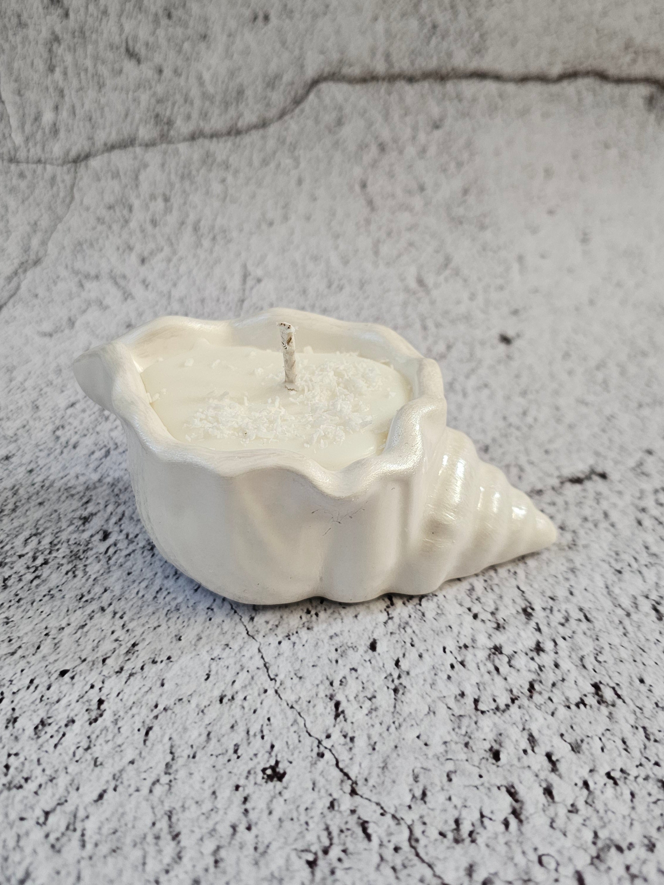 Coco Breeze – Shell Shaped Soy Candle with Coconut Island Scen