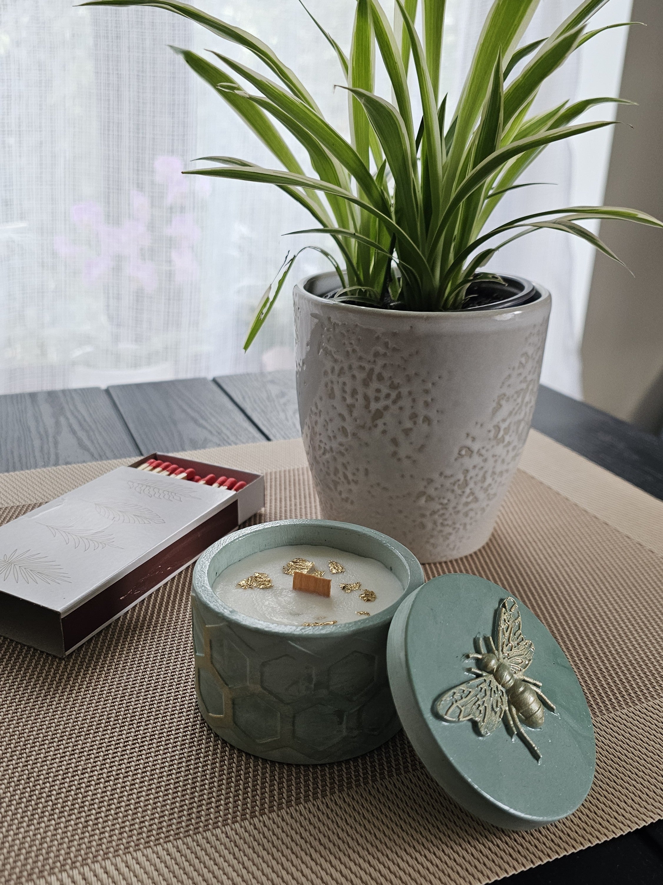 Handmade soy candle with wooden wick in decorative jar – Tobacco & Sweet Honey scent